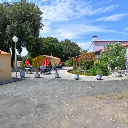Gite Le Chene Vert In A Holiday Park With Pool * Saint-Savinien