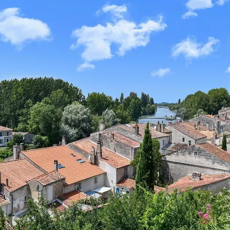 Gite Le Chene Vert In A Holiday Park With Pool Tatil Evi Saint-Savinien