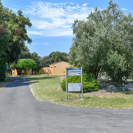 Tatil Evi Gite Le Chene Vert In A Holiday Park With Pool Saint-Savinien