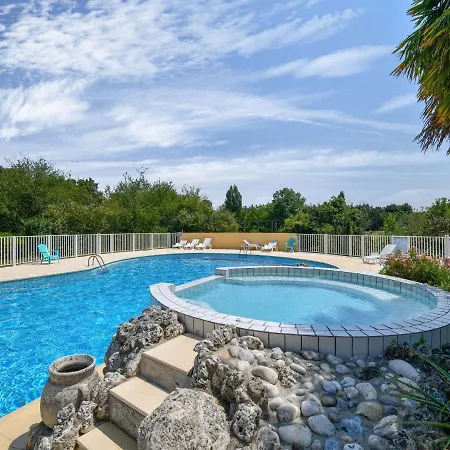 Gite Le Chene Vert In A Holiday Park With Pool Tatil Evi *