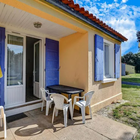 Gite Le Chene Vert In A Holiday Park With Pool * Saint-Savinien